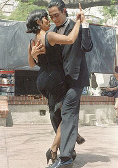 Una pareja baila un tango en la plaza de Dorrego, en el barrio de San Telmo, de Buenos Aires.