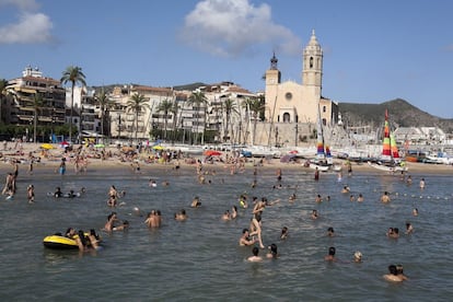 És potser la imatge més icònica de Sitges. Es tracta d’una platja urbana amb vista a l’església parroquial de Sant Bartomeu i Santa Tecla. L’extensió de costa no perd mai la seva vitalitat gràcies a la seva posició prop del passeig i del Club Nàutic. Aquest últim genera tot tipus d’esports vora el mar: des de vela fins a vòlei platja.