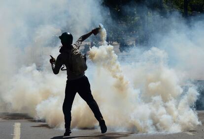 Enfrentamientos entre activistas contra la Constituyente y policía afines al gobierno.