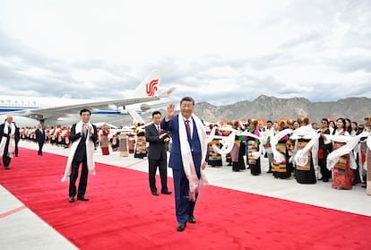 El presidente chino, Xi Jinping, saluda a la gente a su llegada al Tíbet, este jueves.