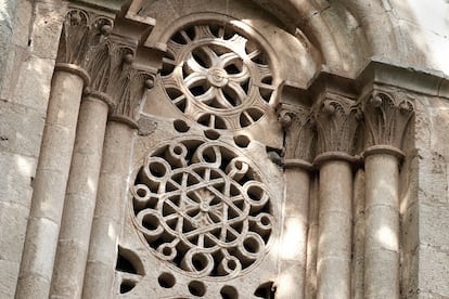 Ventana calada de ábside de la iglesia románica de Santa Coloma de Albendiego.