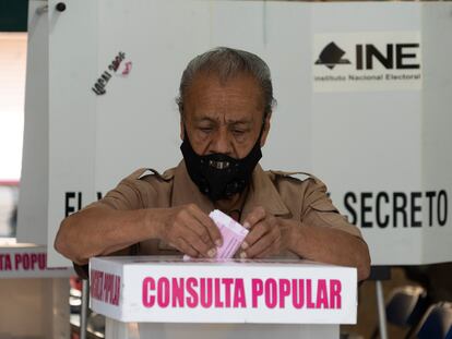 Un hombre vota en las casillas para la Consulta Popular en la Colonia Centro en Ciudad de México.