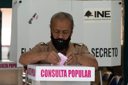 Un hombre vota en las casillas para la Consulta Popular en la Colonia Centro en Ciudad de México.