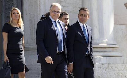 En primer plano, los ministros italianos de Economía, Roberto Gualtieri (con gafas), y Exteriores, Luigi di Maio, al salir del Palacio del Quirinal, el sábado.