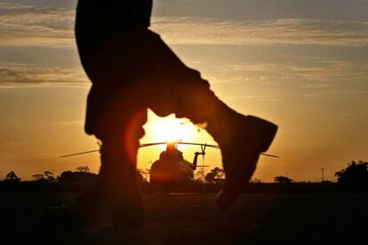 Un helicóptero durante la liberación de varios rehenes de las FARC en 2007.