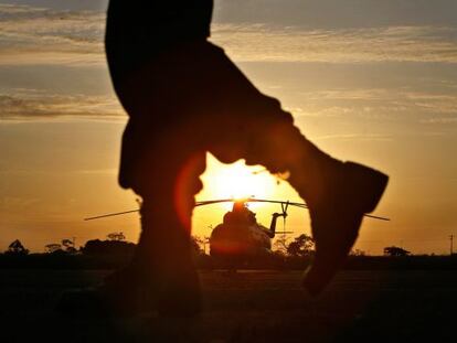 Un helicóptero durante la liberación de varios rehenes de las FARC en 2007.