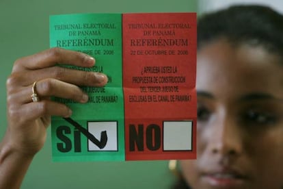 Un juez electoral cuenta un voto tras finalizar el referendum para ampliar el canal de Panamá.