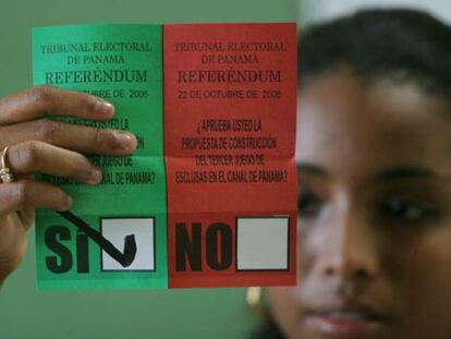 Un juez electoral cuenta un voto tras finalizar el referendum para ampliar el canal de Panamá.