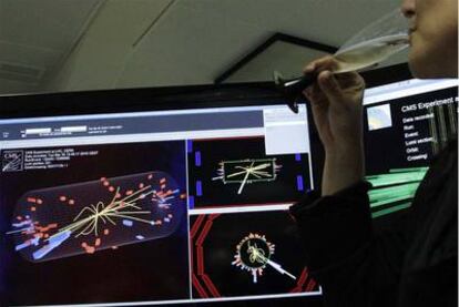 Los responsables del acelerador LHC brindaron ayer ante los registros de las primeras colisiones de partículas que vieron en las pantallas.