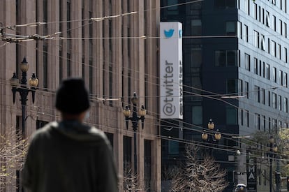 Un hombre camina frente a las oficinas centrales de Twitter en San Francisco.