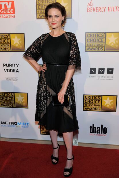 Su hermana, Emily Deschanel, llevaba un original vestido negro con detalles de encaje.