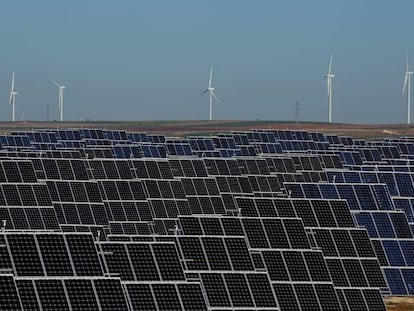 Instalaciones de energía solar y eólica en España.