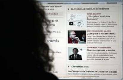 Una usuaria de Internet navega por EL PAÍS.