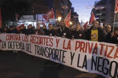 Cabecera de la manifestación que los trabajadores de Metro y EMT llevaron a cabo el pasado 27 de diciembre por las calles de Madrid, para protestar por los recortes salariales. EFE/Archivo