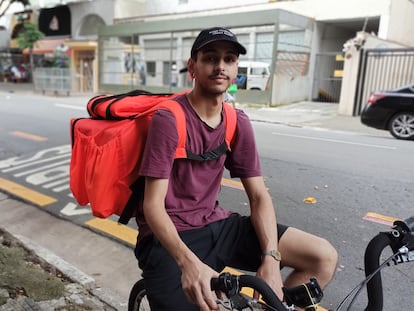 Matheus Barboza, 23 anos, trabalha como entregador de aplicativo em São Paulo.