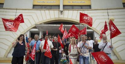 Concentración de vigilantes de seguridad esta mañana en Sevilla contra la precariedad.