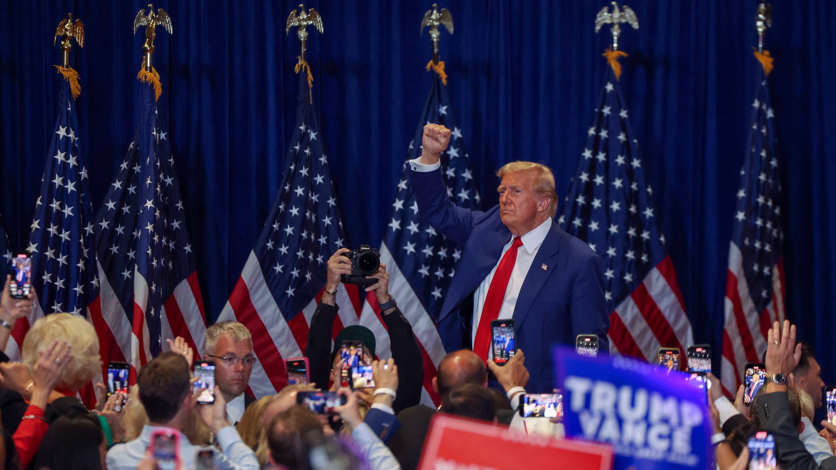 Uniondale (United States), 10/09/2024.- Former US President and Republican nominee for president Donald Trump interacts with the crowd as he leaves a rally at the Nassau Veterans Memorial Coliseum in Uniondale, New York, USA, 18 September 2024. (Nueva Yor