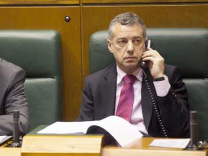 El 'lehendakari', Iñigo Urkullu y el consejero de Administración Pública y Justicia, Josu Erkoreka, en pleno del Parlamento este jueves. 