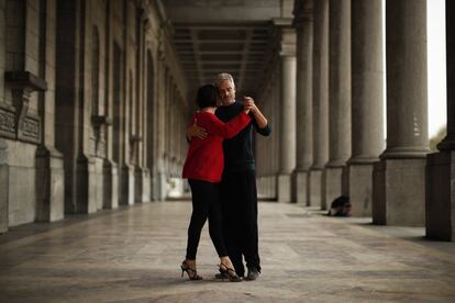 Una pareja baila un tango en el Museo Real Militar situado en el parque Cinquantenaire en Bruselas (Bélgica). Alemania está atendiendo en esta segunda ola de contagios a un total de 36 pacientes con coronavirus de países vecinos, en respuesta a demandas de apoyo de sus autoridades sanitarias por dificultades de atención en su territorio.