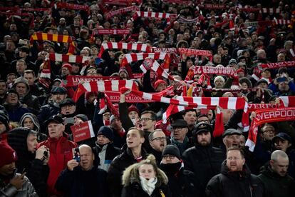 Los seguidores del Liverpool animan a su equipo. 
