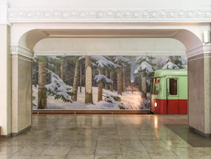 Estação de metro da capital norte-coreana. O estilo das estações está inspirado no de Moscou.