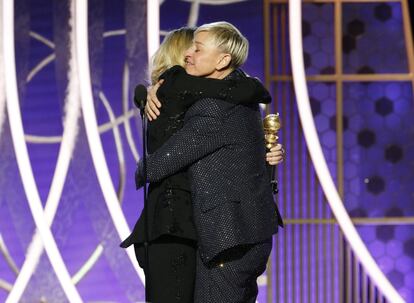 La cómica Kate McKinnon abraza a Ellen DeGeneres, tras entregarle el premio se llevó el Carol Burnett.
