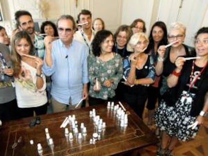 El perfumista Jimmy Boyd (2i) rodeado por los alumnos a los que imparte un taller en la Universidad Internacional Menéndez Pelayo de Santander.