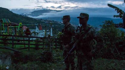 Soldados colombianos montan guardia en un puesto de control de seguridad en el departamento de Antioquia, en una fotografía de archivo.