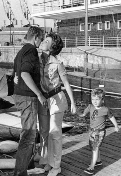 Barcelona, 30 de junio de 1971. El príncipe Juan Carlos de Borbón se proclama campeón de España de balandros de la clase dragón con su yate <i>Fortuna</i>, durante las regatas celebradas en aguas de la ciudad condal. La princesa Sofía, que lleva de la mano al infante Felipe, abraza a su esposo al finalizar el campeonato.