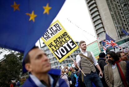 Un joven porta un cartel contra el Brexit durante la convocatoria People's Vote en Londres.