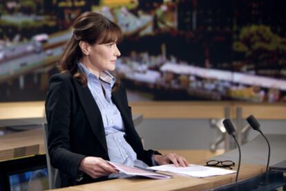 La primera dama francesa, Carla Bruni, en el plató de los informativos de la cadena TF-1, donde ha sido entrevistada hoy.