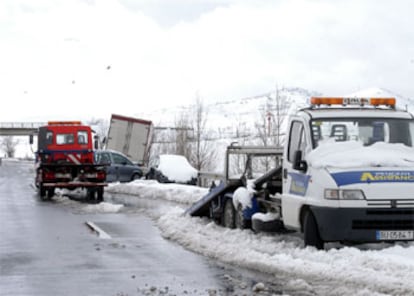 Un grúa retira un vehículo que se salió de la calzada en la A-I a la altura de Burgos.