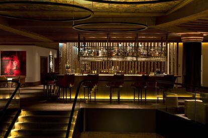 Bar 'lounge' del hotel The Alpina, en Gstaad (Suiza).