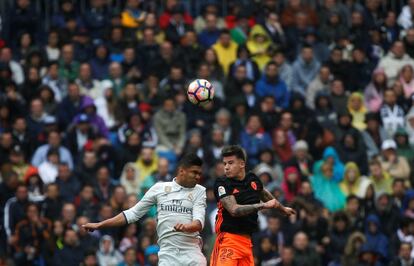 Carlos Henrique Casemiro (izquierda) y Santiago Mina, antes de golpear el balón.