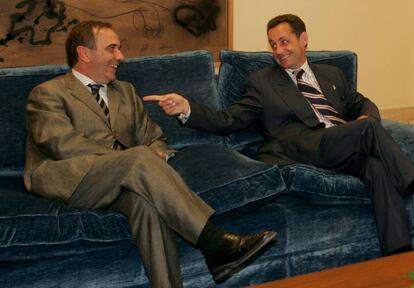 José Antonio Alonso junto al expresidente francés Nicolas Sarkozy durante una entrevista en La Moncloa, en 2005.