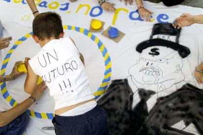 Niños pintan una pancarta en la Puerta del Sol