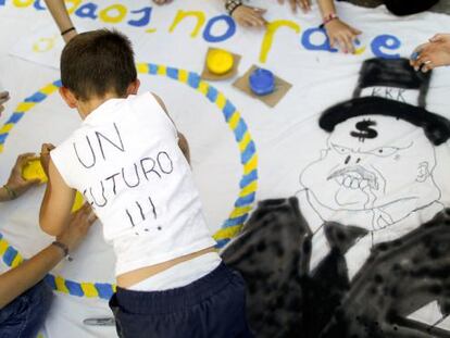 Niños pintan una pancarta en la Puerta del Sol