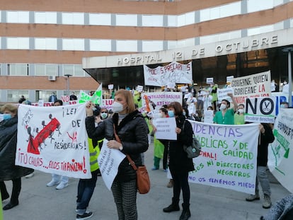 El personal del Servicio Madrileño de Salud se concentra a las puertas del Hospital 12 de Octubre para denunciar la precariedad laboral.