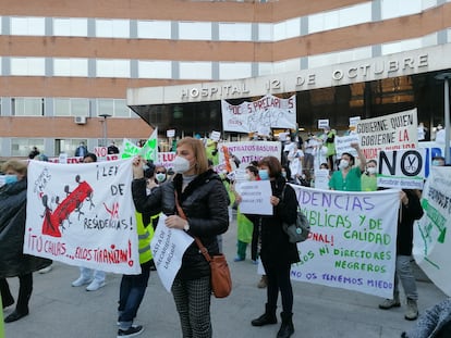 El personal del Servicio Madrileño de Salud se concentra a las puertas del Hospital 12 de Octubre para denunciar la precariedad laboral.