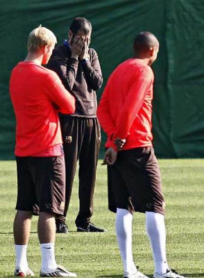 Guardiola, en un entrenamiento ante Gudjhonsen y Henry