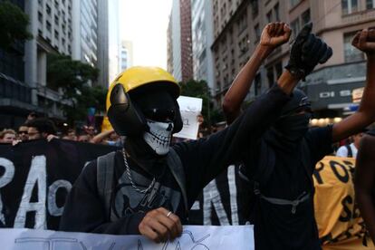 Protesta contra el aumento de la tarifa del autobús este lunes en Río.