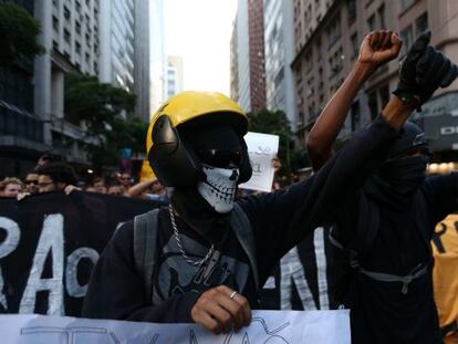 Manifestante protesta contra o aumento das tarifas de &ocirc;nibus no Rio, na segunda-feira.