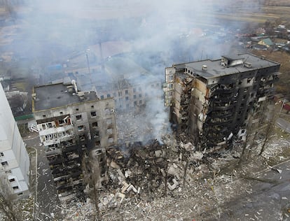 Edificio residencial destruido por los bombardeos en la localidad de Borodianka (región de Kiev), este jueves. El ministro de Exteriores ruso, Serguéi Lavrov, afirmó que Rusia está dispuesta a seguir negociando con Ucrania, pero no detendrá la operación militar hasta que no cumpla "los objetivos previstos".