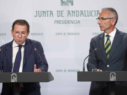 Emilio Llera y Miguel &Aacute;ngel V&aacute;zquez, tras el Consejo de Gobierno.