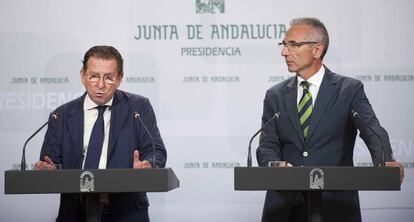 Emilio Llera y Miguel &Aacute;ngel V&aacute;zquez, tras el Consejo de Gobierno.