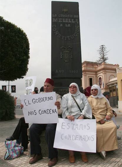 Familiares de Al Aarraas, encadenados en Melilla.