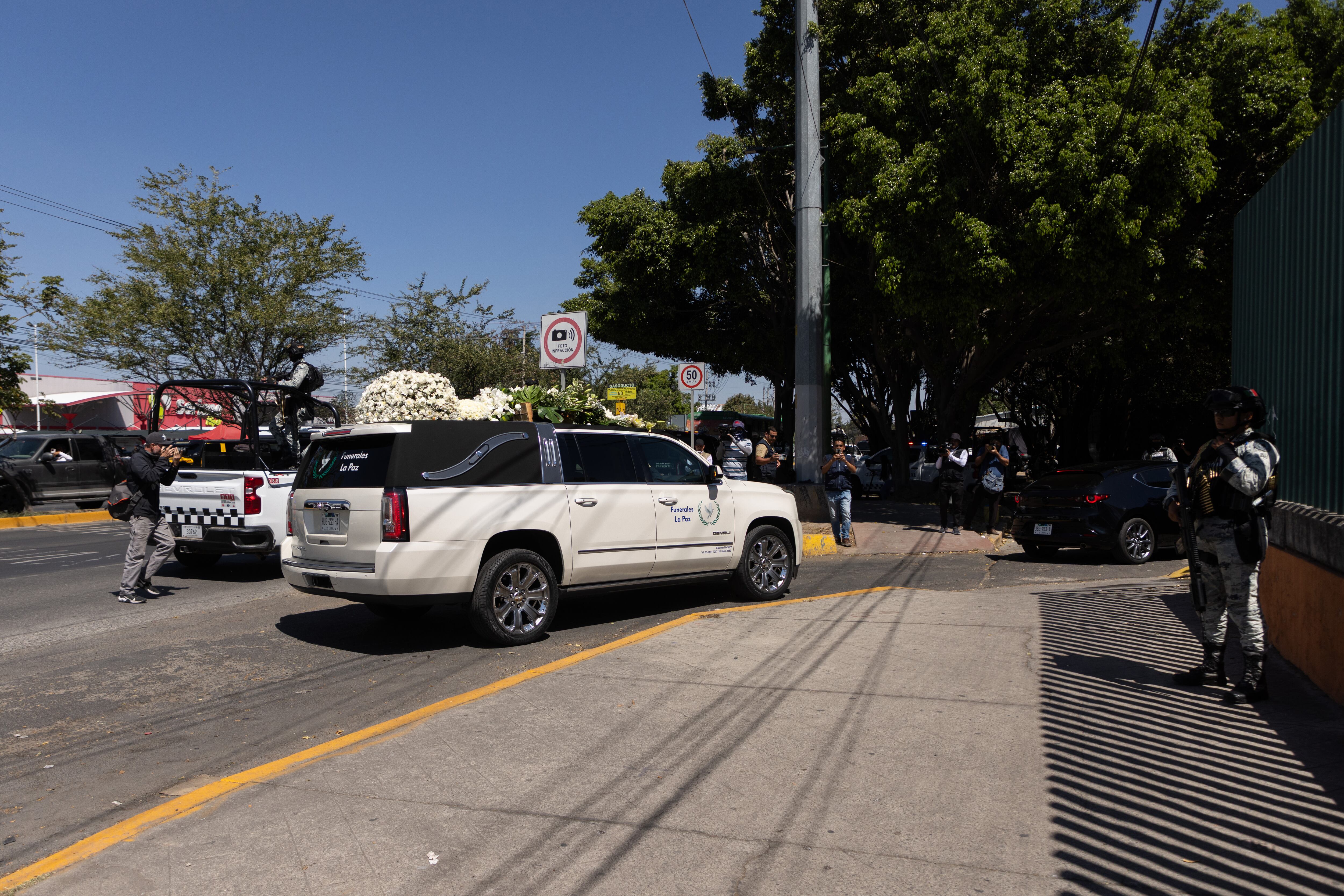 Llegada del cuerpo del Mencho al panteón recinto de la Paz, en Zapopan, el 2 de marzo.