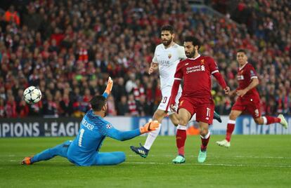 Salah marca su segundo gol a la Roma.
