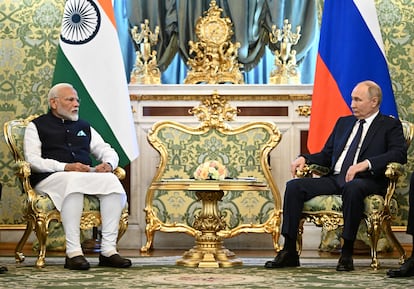 El presidente ruso, Vladimir Putin, a la derecha, recibe al Primer Ministro Indio, Narendra Modi,  en el Kremlin de Moscú, Rusia.