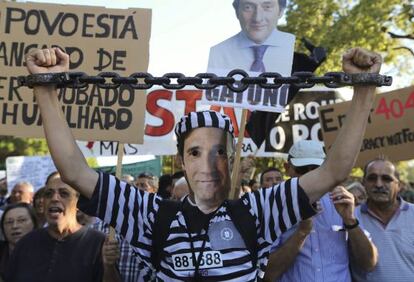 Un manifestante disfrazado del primer ministro portugués, Pedro Passos Coelho, el viernes en Lisboa.